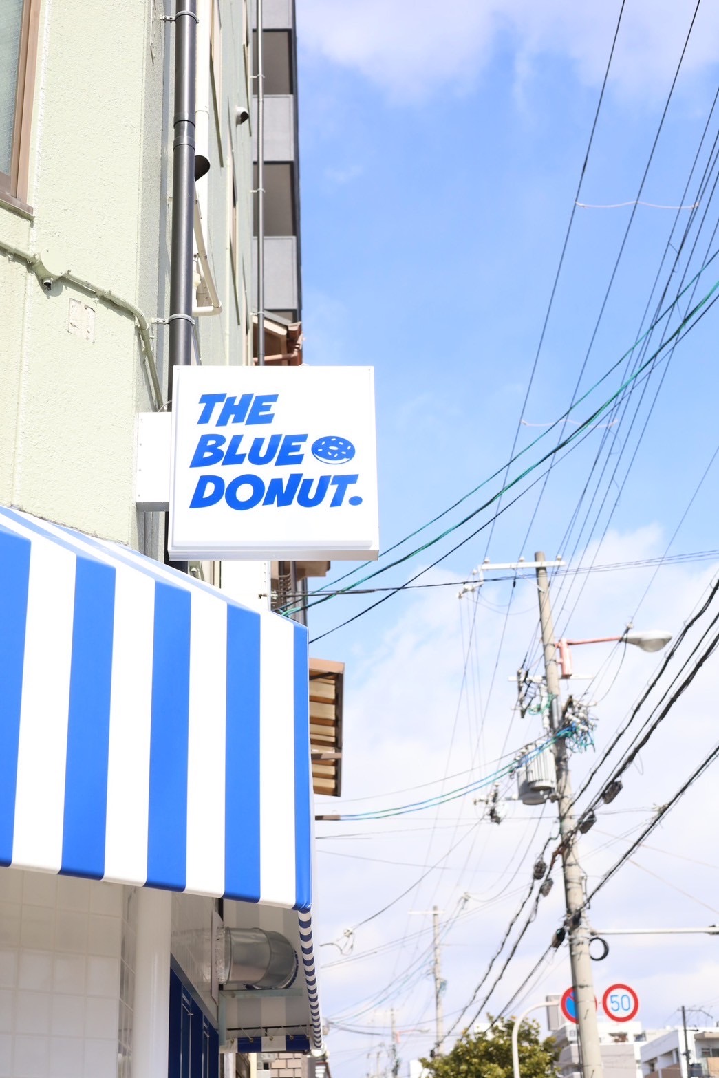 THE BLUE DONUT.