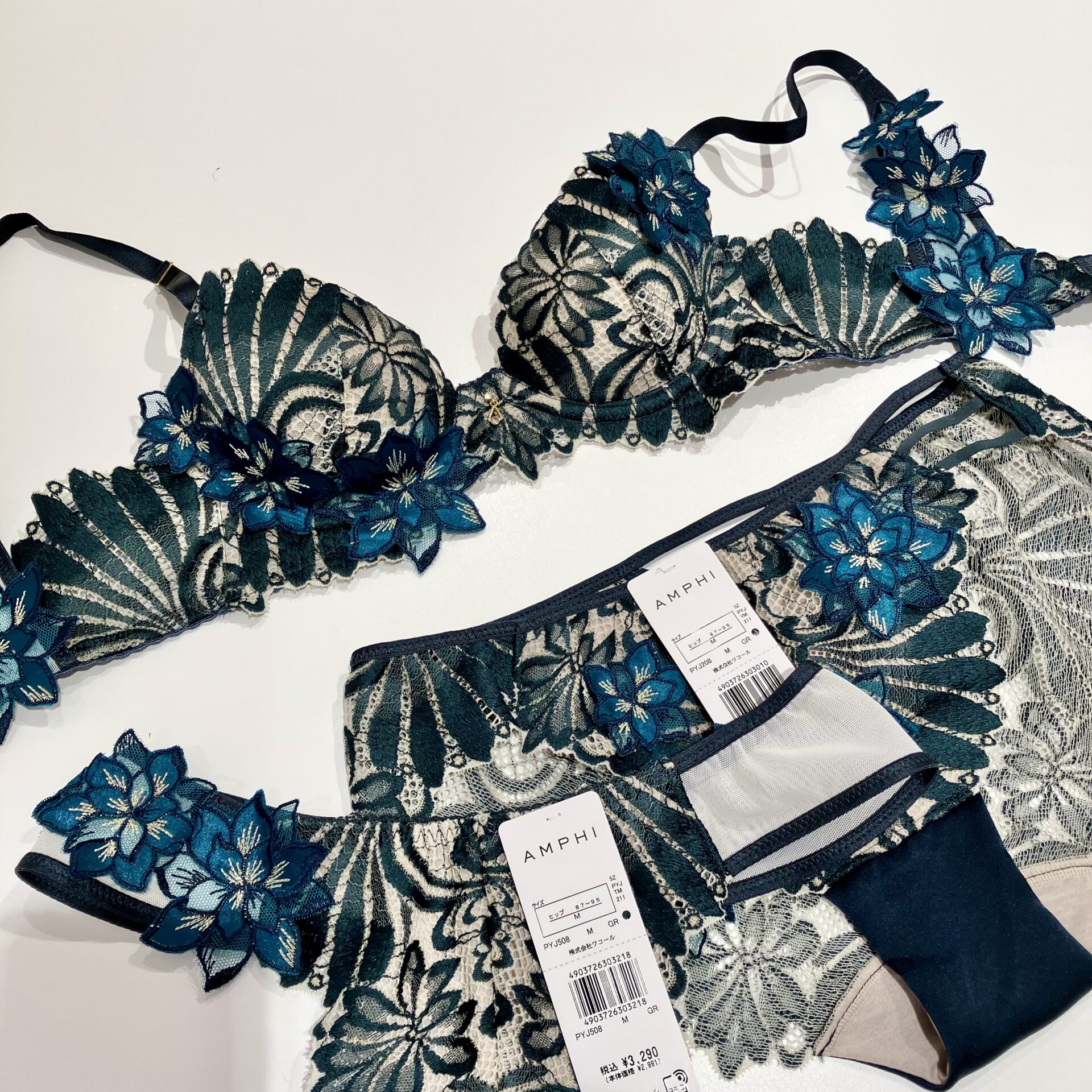 時を超えた美しさをまとう一着を。【ＡＭＰＨＩ】